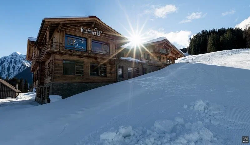Die Rufana Alp im Gegenlicht der tief stehenden Sonne
