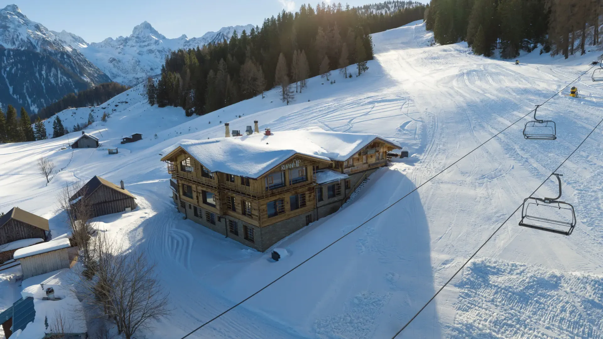 Verschneite Almhütte in den Bergen